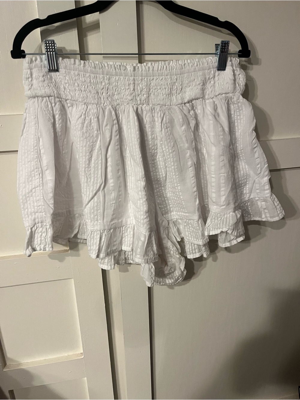 AERIE.  White Ruffled Smocked Waist Women’s Shorts.